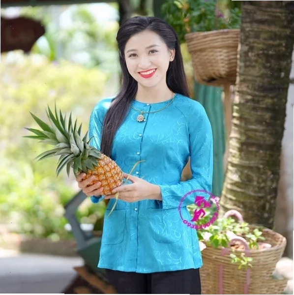 cô gái mặc áo bà ba đi
