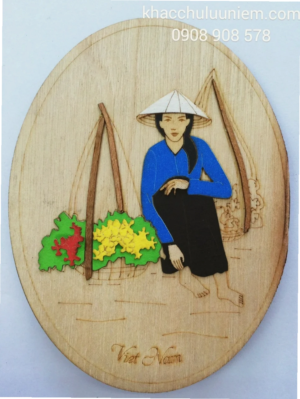 cô gái mặc áo bà ba đi
