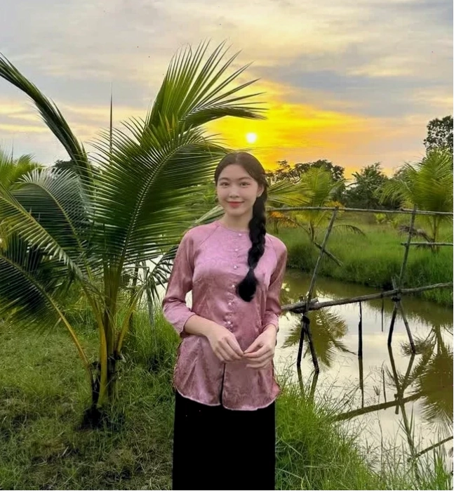 cô gái mặc áo bà ba đi dạo