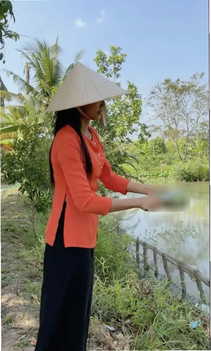 cô gái mặc áo bà ba đội nón lá dịu dàng