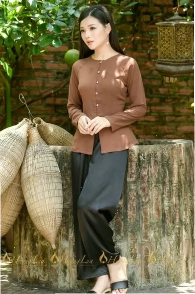 cô gái mặc áo bà ba đứng