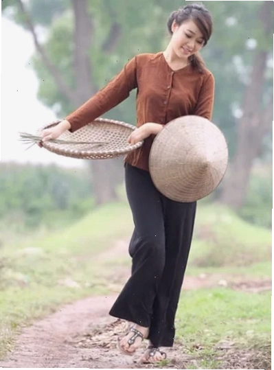 cô gái mặc áo bà ba đứng