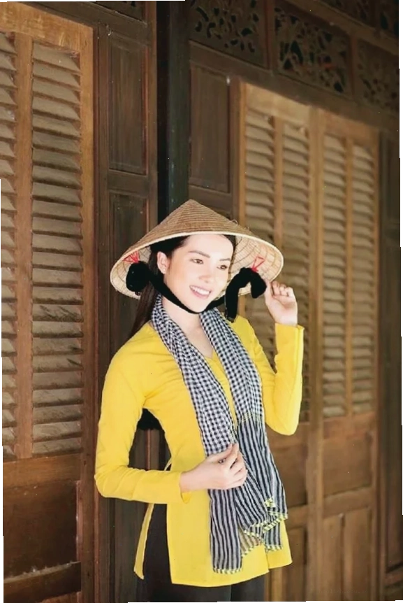 cô gái mặc áo bà ba gánh lúa
