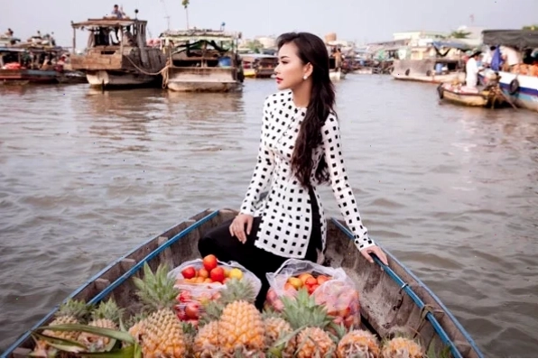 cô gái mặc áo bà ba giữa