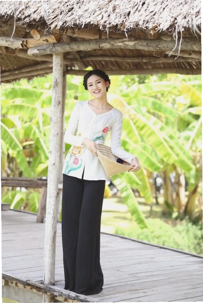 cô gái mặc áo bà ba giữa