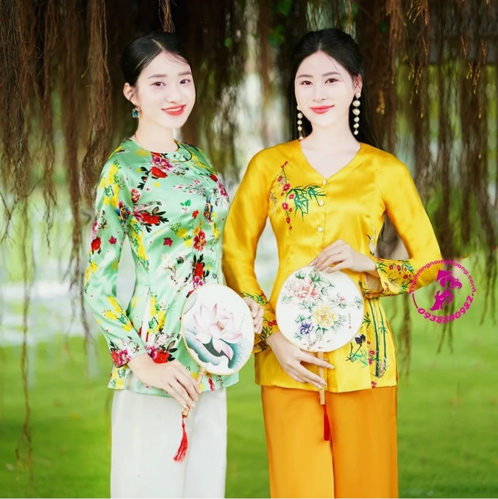 cô gái mặc áo bà ba làm