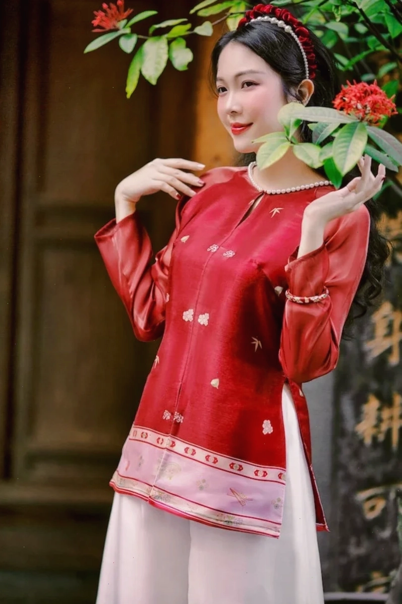 cô gái mặc áo bà ba làm
