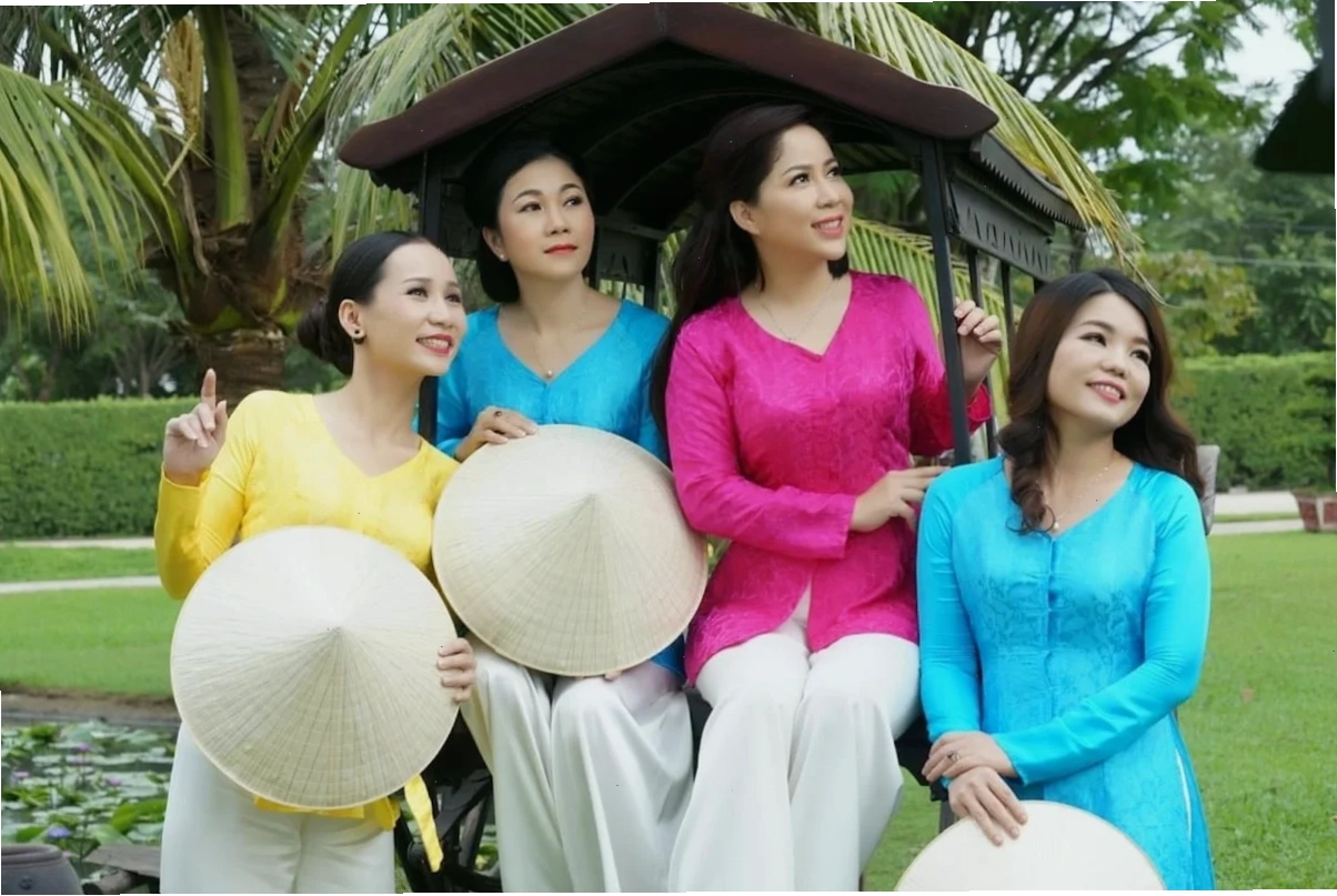 cô gái mặc áo bà ba mặc
