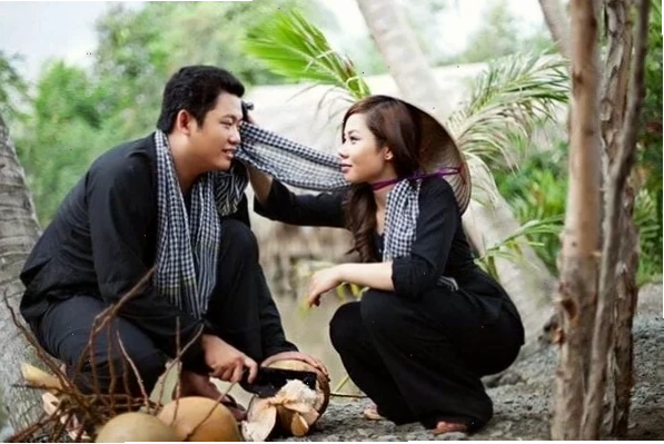 cô gái mặc áo bà ba ngắm