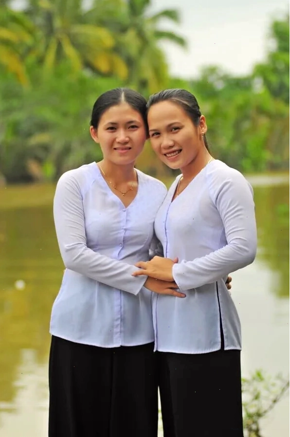 cô gái mặc áo bà ba ngồi