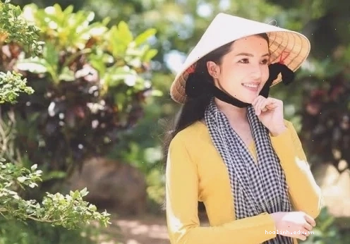 cô gái mặc áo bà ba nhẹ