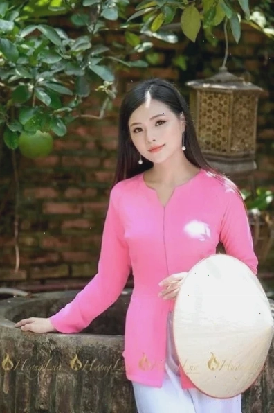 cô gái mặc áo bà ba tết