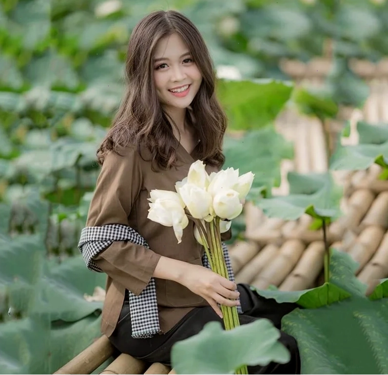 cô gái mặc áo bà ba trên