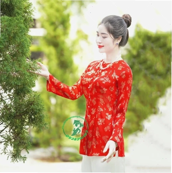 cô gái mặc áo bà ba trong