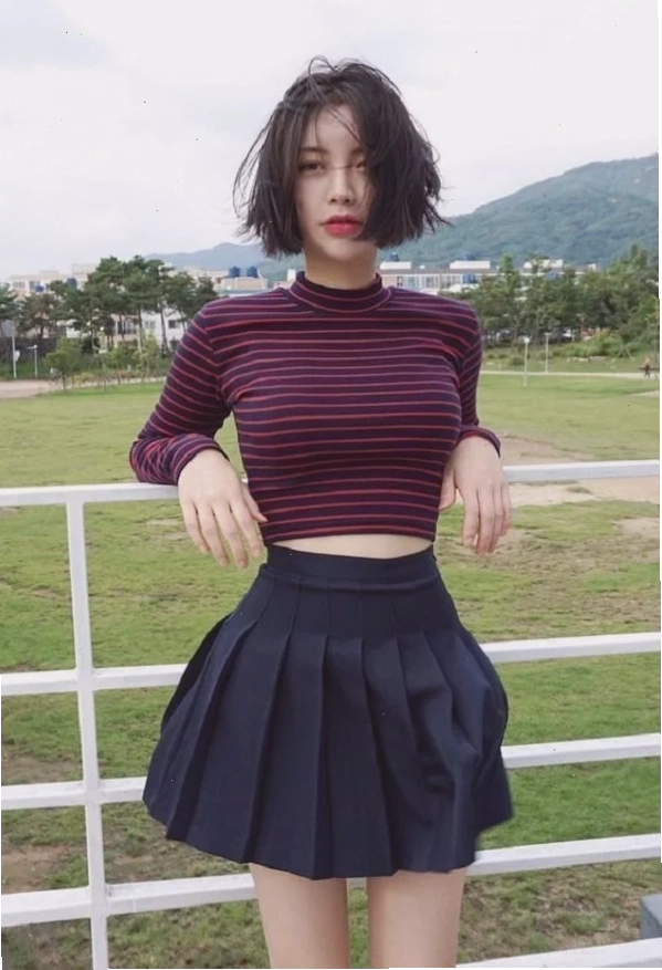 cô gái mặc áo bó sát cá tính