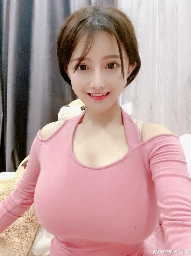 cô gái mặc áo bó sát dạo phố