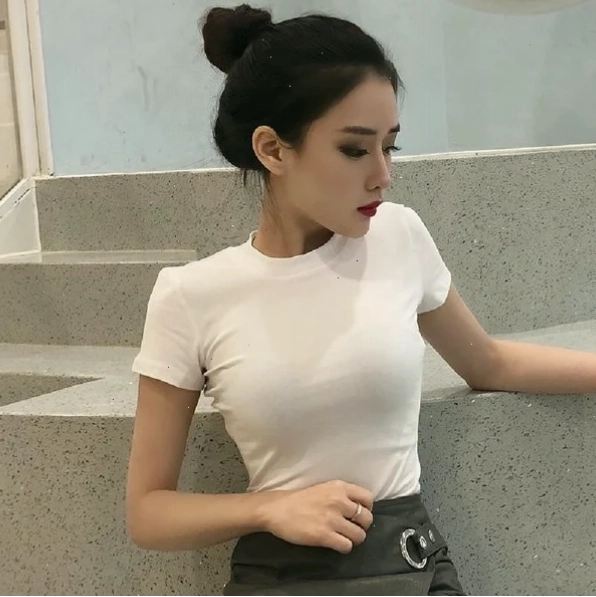 cô gái mặc áo bó sát dạo phố xinh đẹp