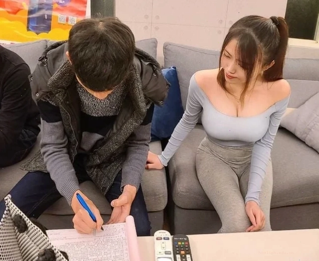 cô gái mặc áo bó sát khoe dáng