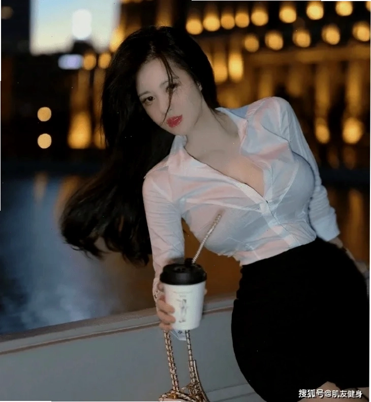 cô gái mặc áo bó sát xinh xắn