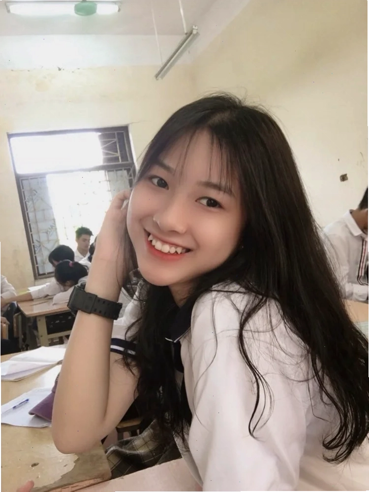 Cô gái mặc áo cổ tim màu be cùng quần short trắng giữa nắng