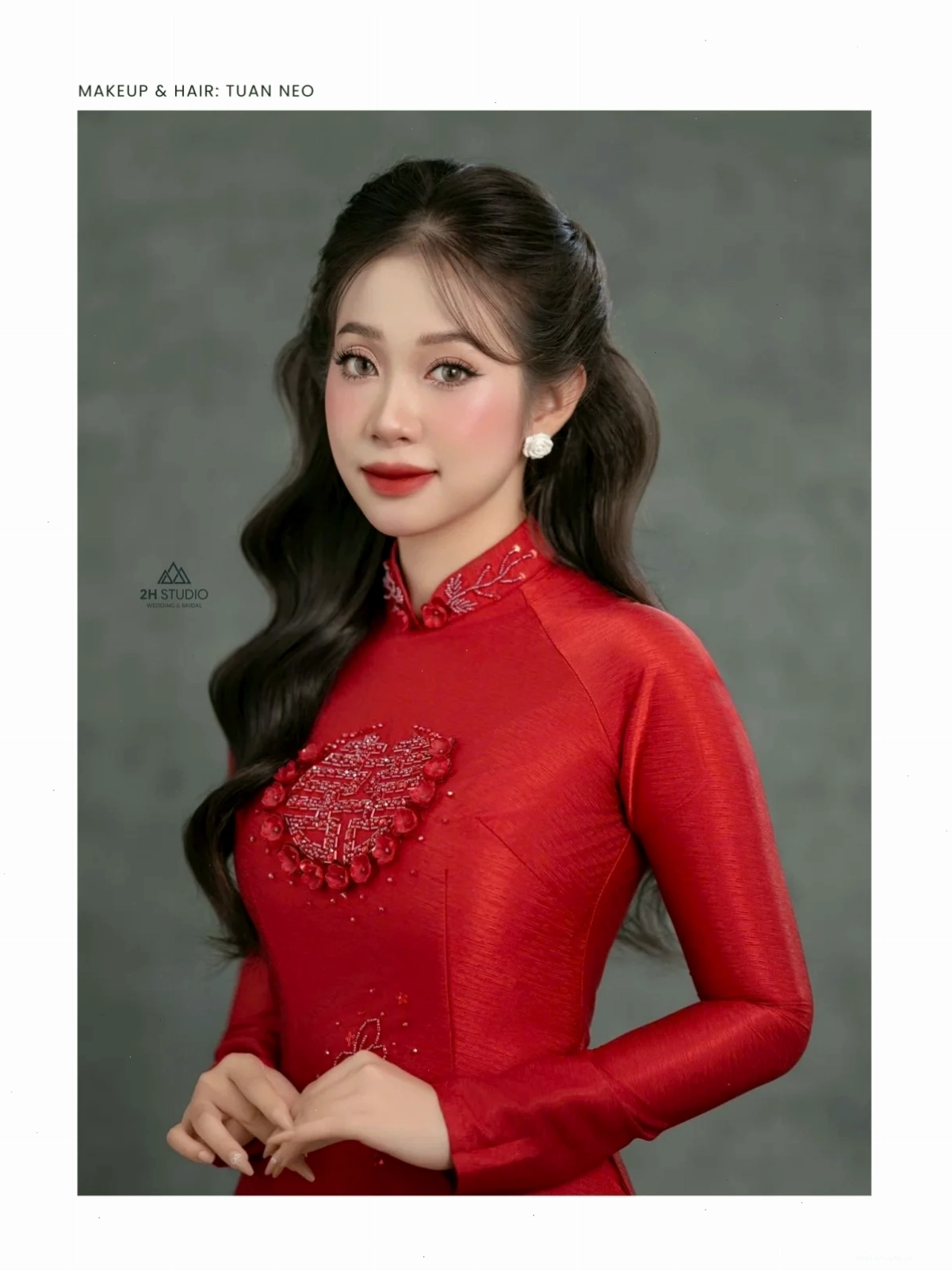 cô gái mặc áo dài đỏ chụp hình