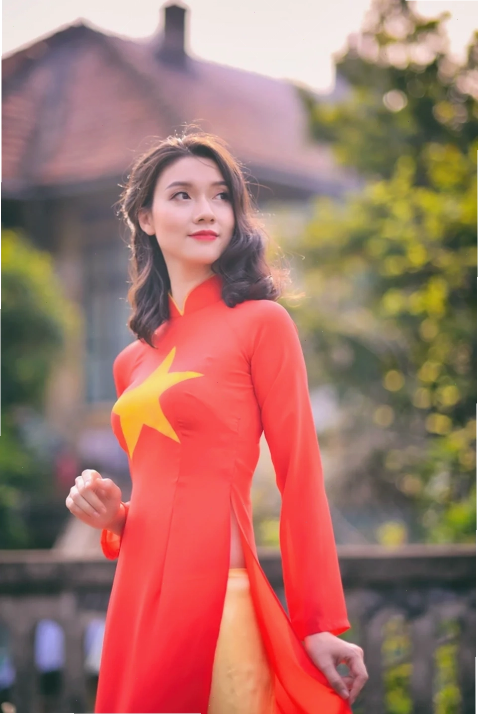 cô gái mặc áo dài đỏ cổ điển