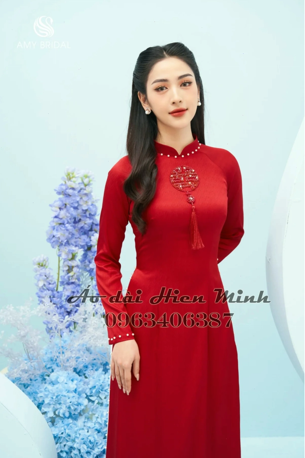 cô gái mặc áo dài đỏ cười tươi