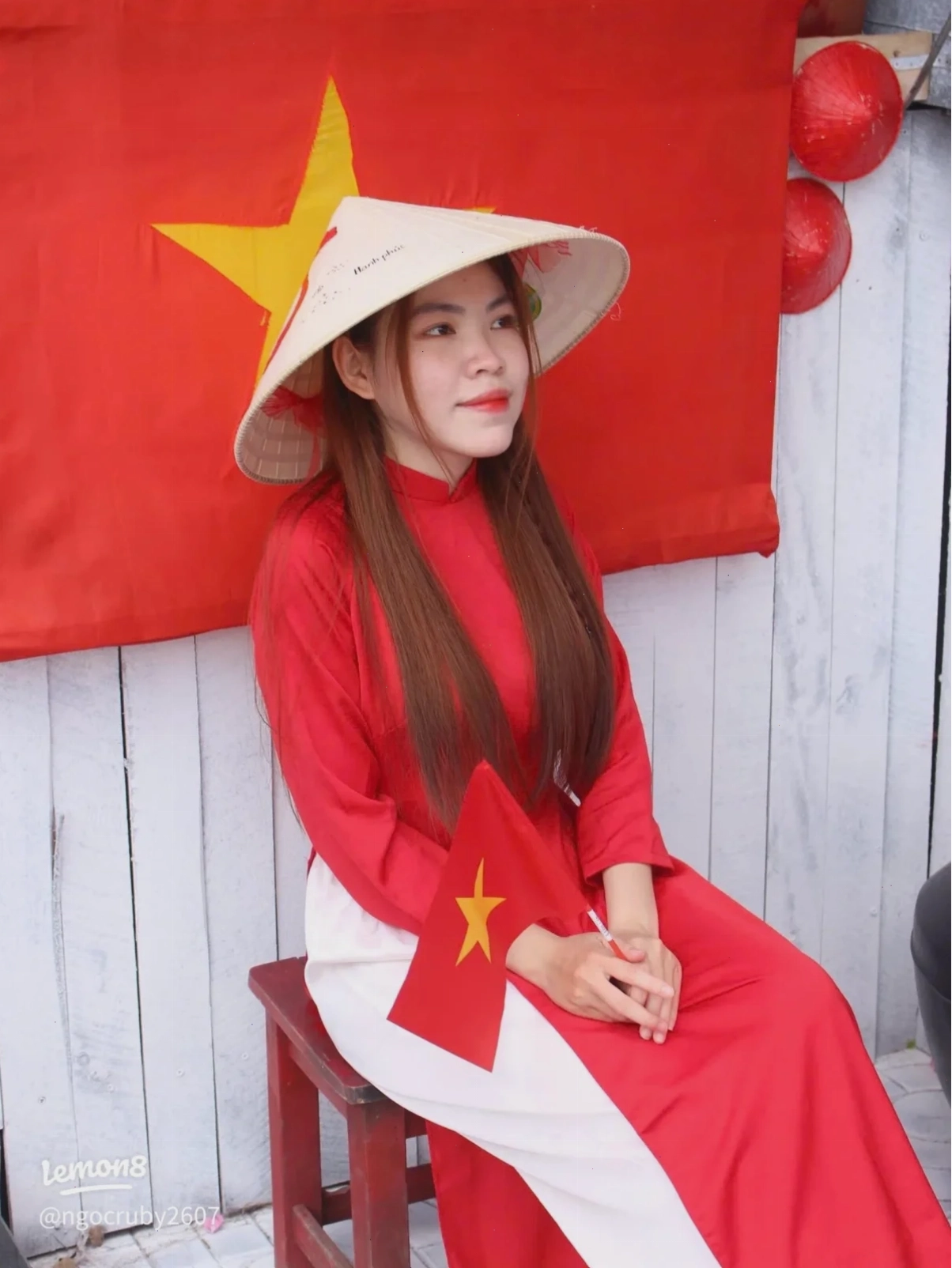 cô gái mặc áo dài đỏ duyên dáng