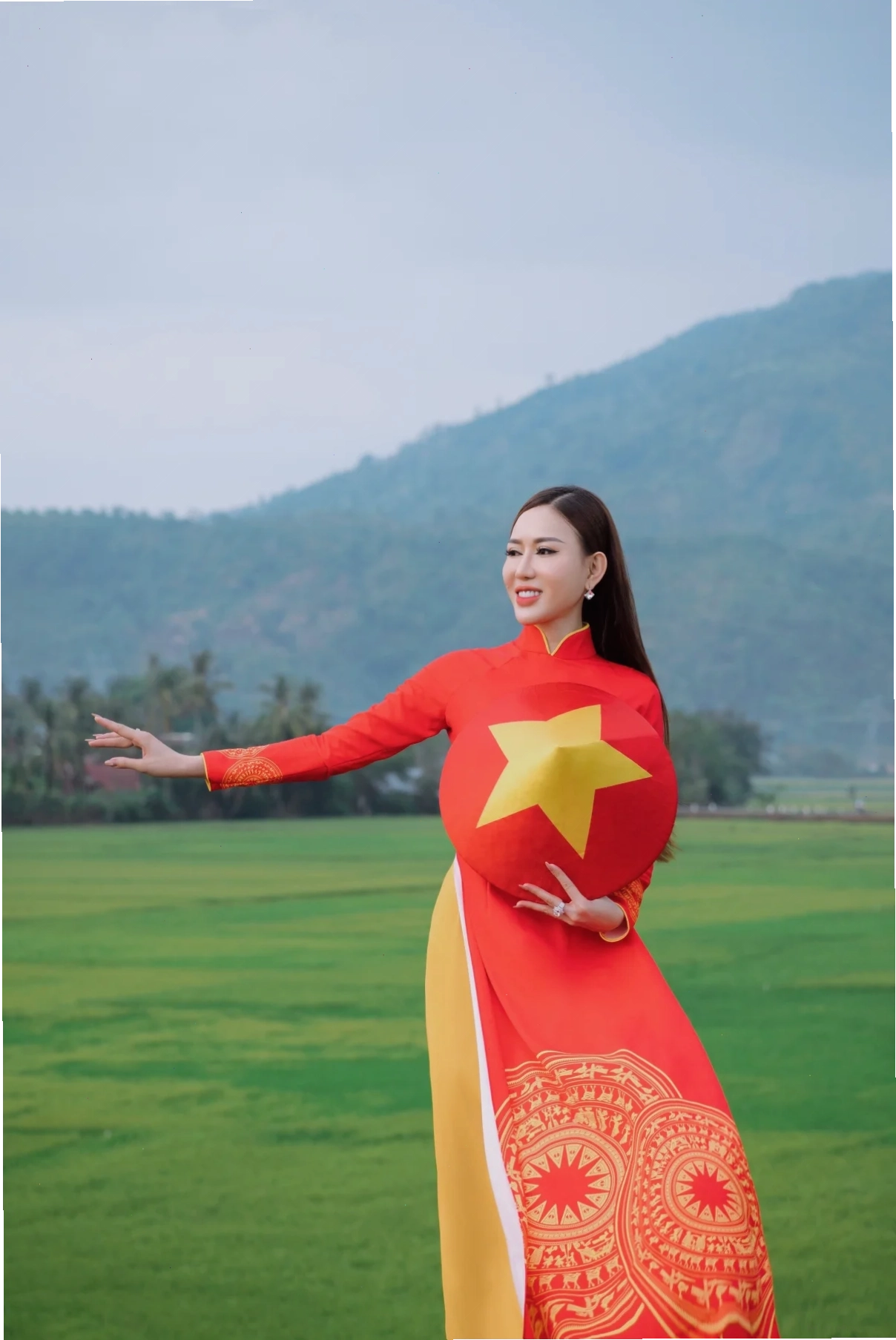 cô gái mặc áo dài đỏ giữa phố