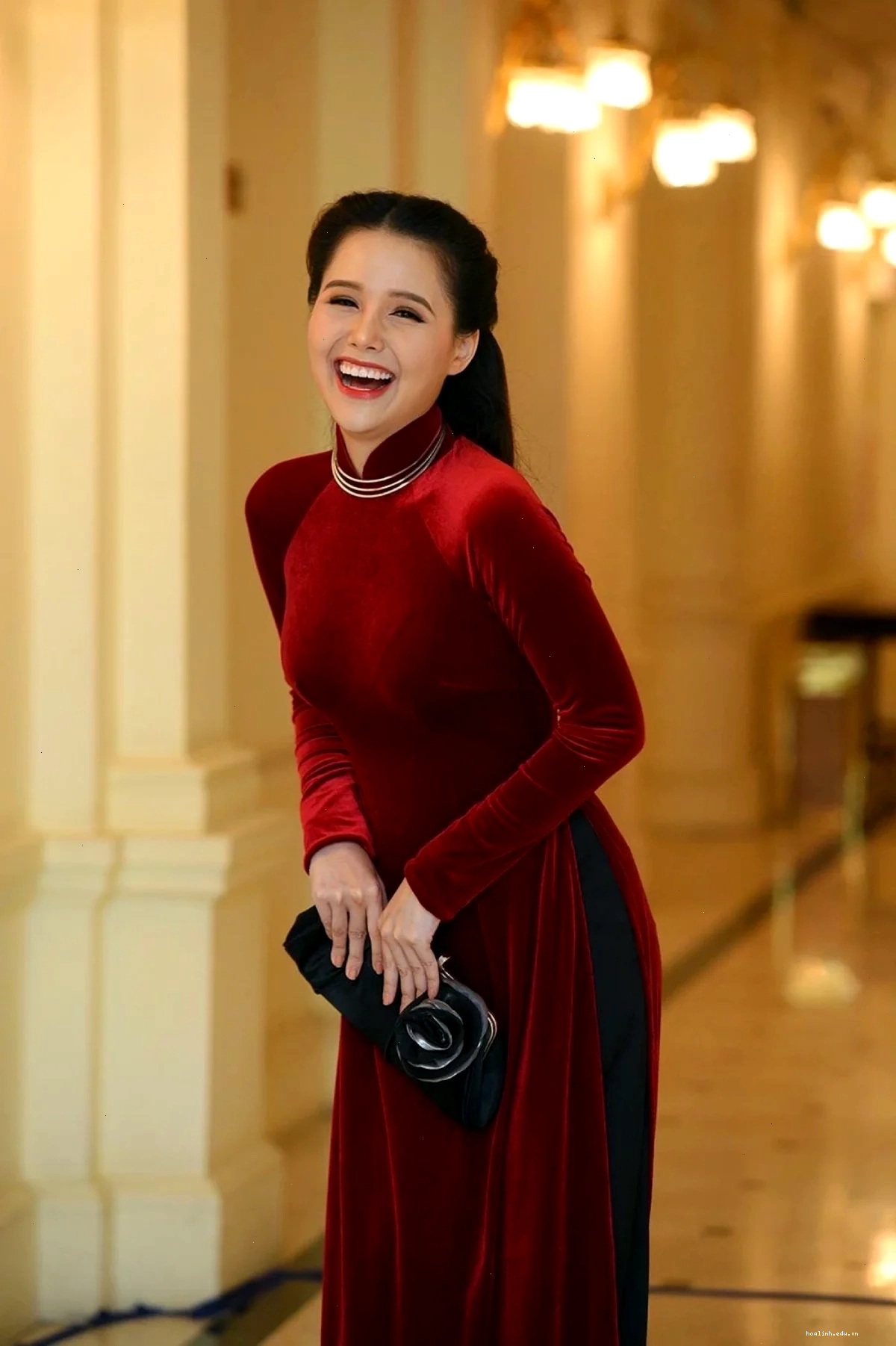 cô gái mặc áo dài đỏ giữa phố