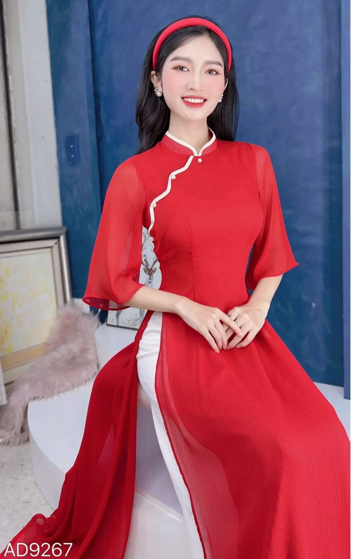 cô gái mặc áo dài đỏ giữa thiên nhiên
