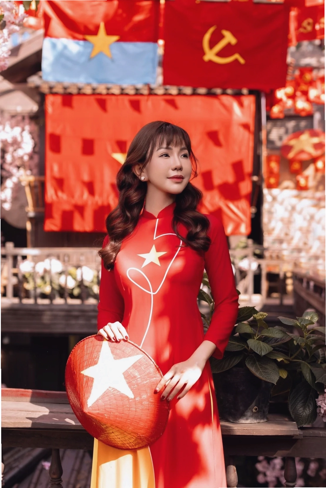 cô gái mặc áo dài đỏ kiêu sa