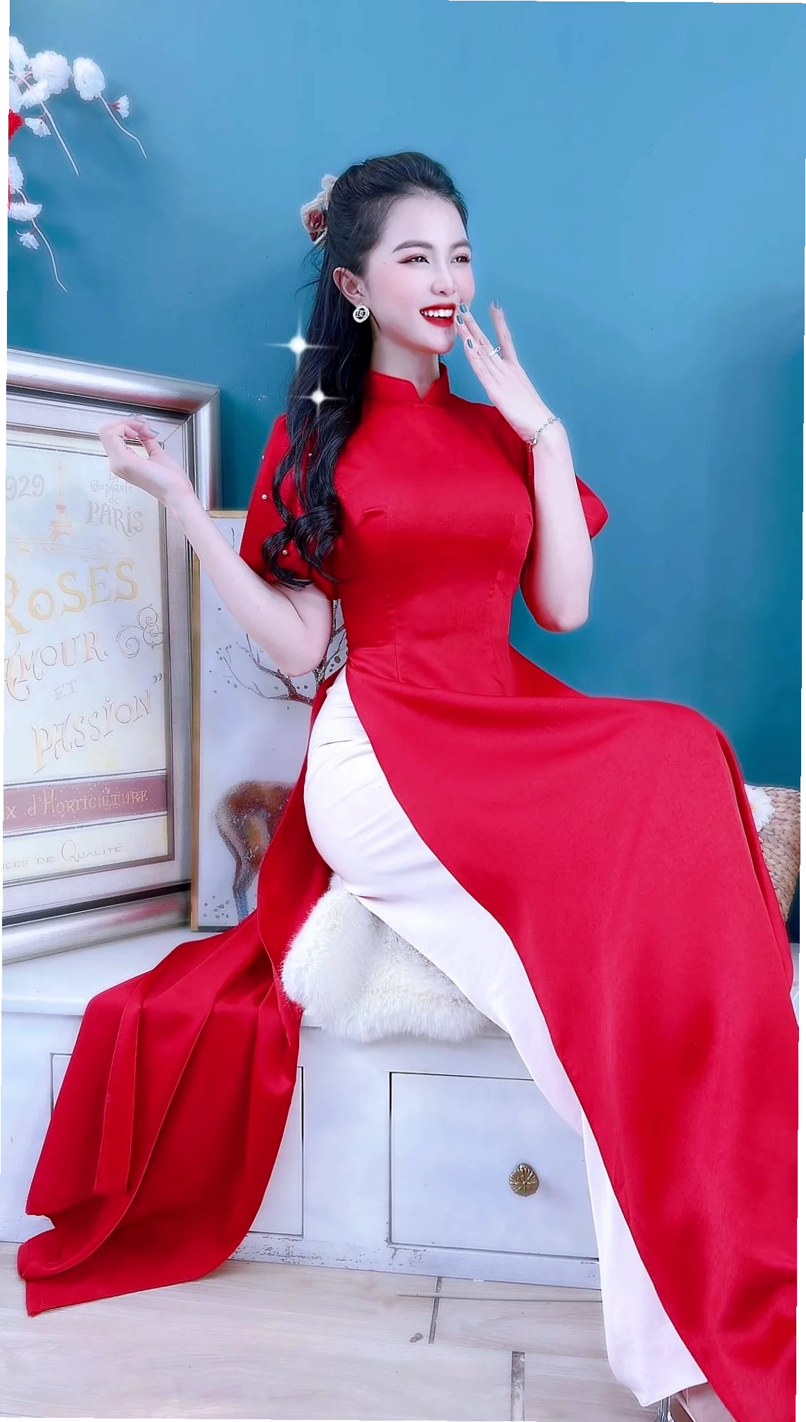 cô gái mặc áo dài đỏ kiêu sa