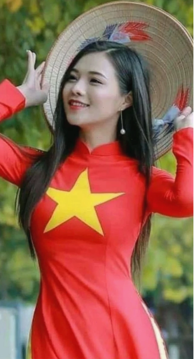 cô gái mặc áo dài đỏ lộng lẫy