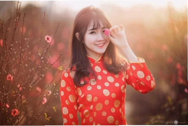 cô gái mặc áo dài đỏ lộng lẫy