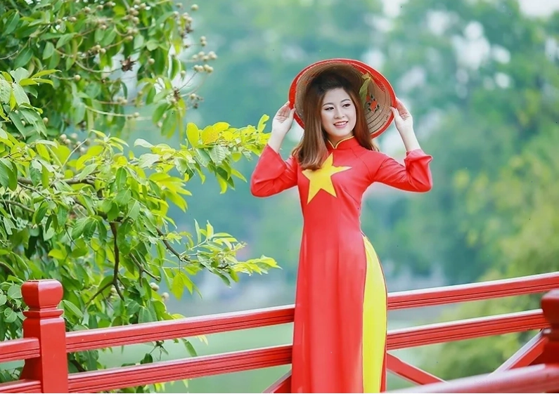 cô gái mặc áo dài đỏ lộng lẫy