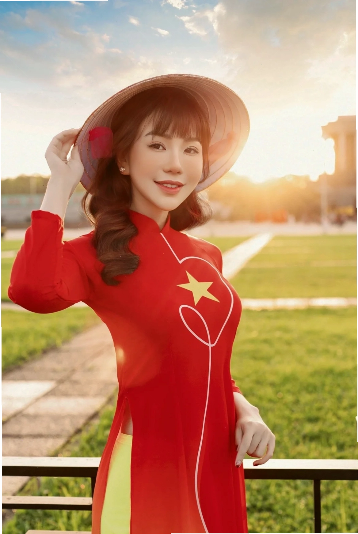cô gái mặc áo dài đỏ quý phái