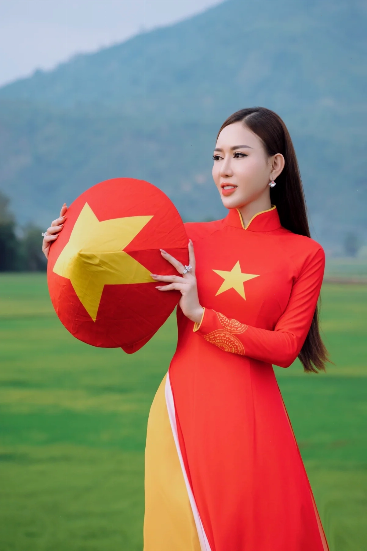 cô gái mặc áo dài đỏ rực rỡ