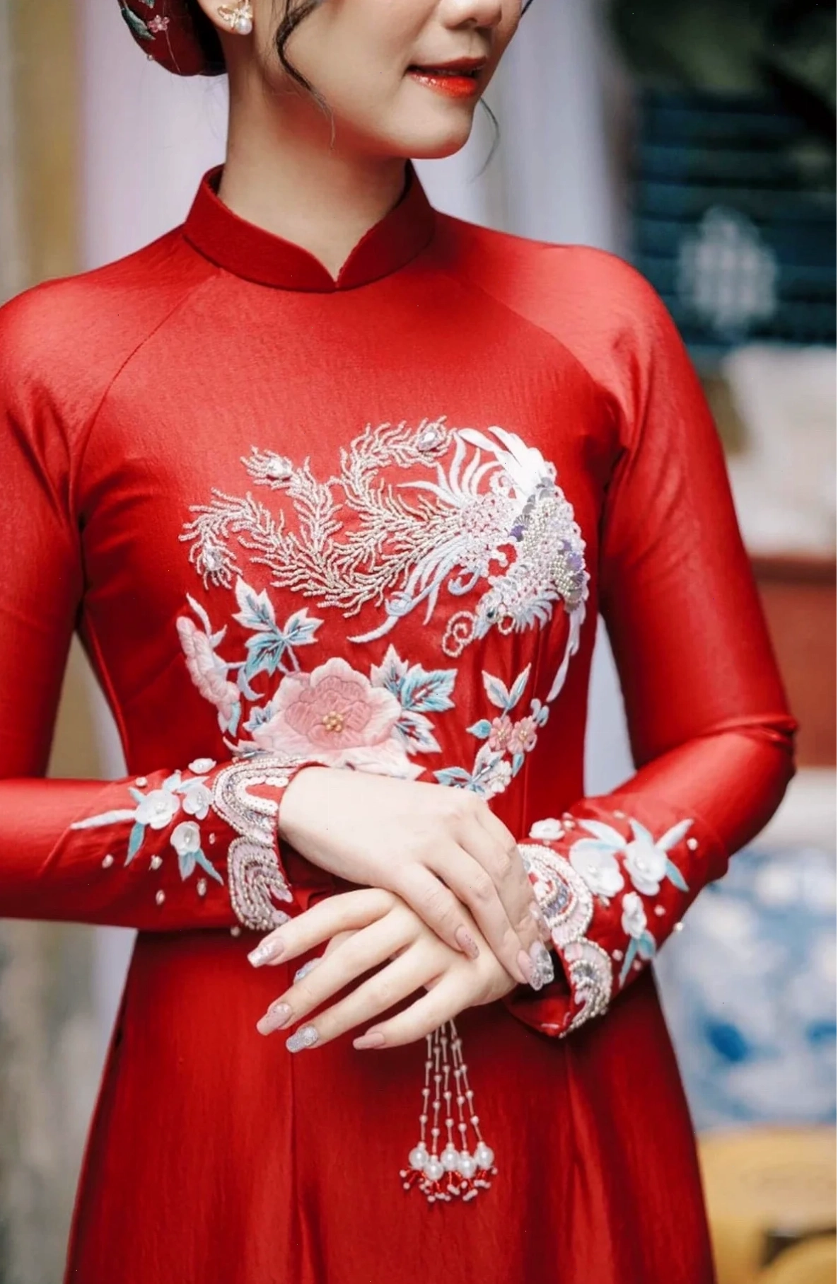 cô gái mặc áo dài đỏ sang trọng