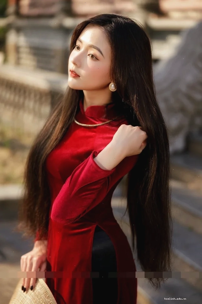 cô gái mặc áo dài đỏ sao vàng