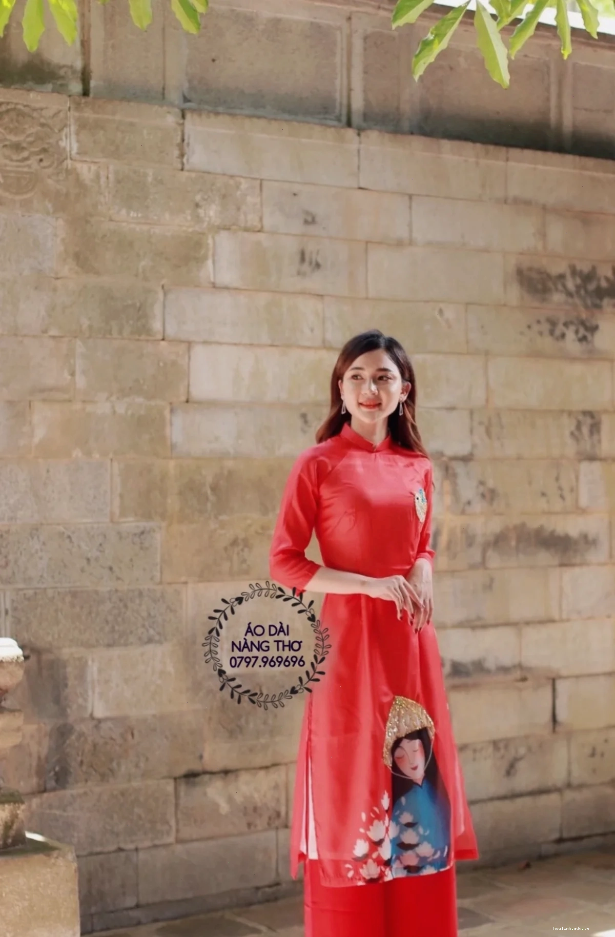cô gái mặc áo dài đỏ thanh lịch