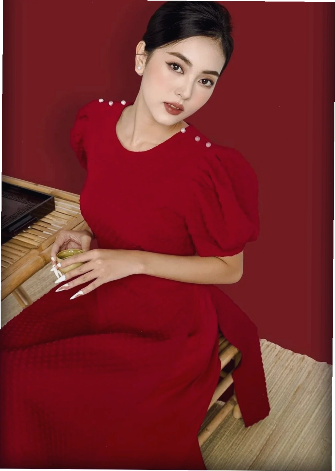 cô gái mặc áo dài đỏ thanh tao