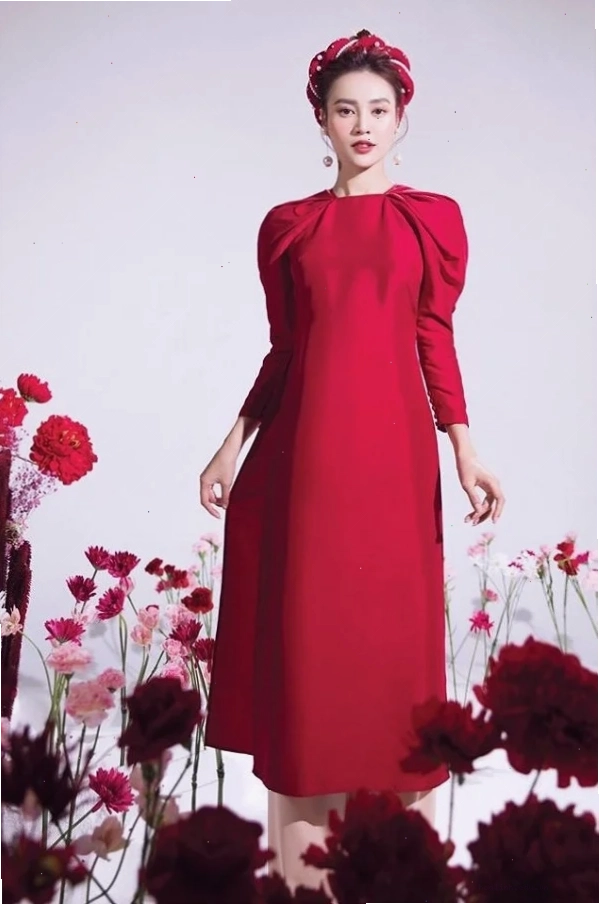 cô gái mặc áo dài đỏ thời thượng