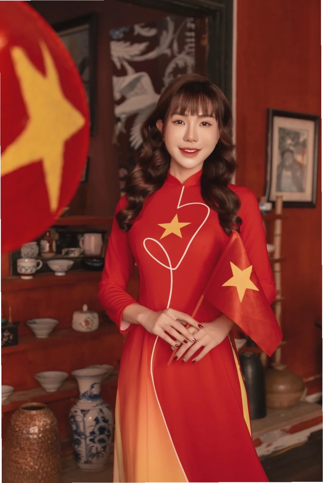cô gái mặc áo dài đỏ truyền thống