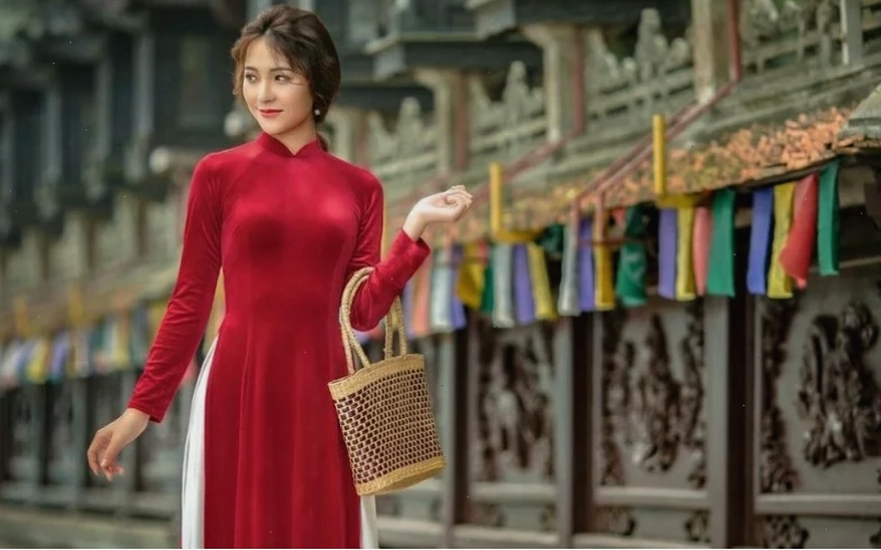 cô gái mặc áo dài đỏ truyền thống
