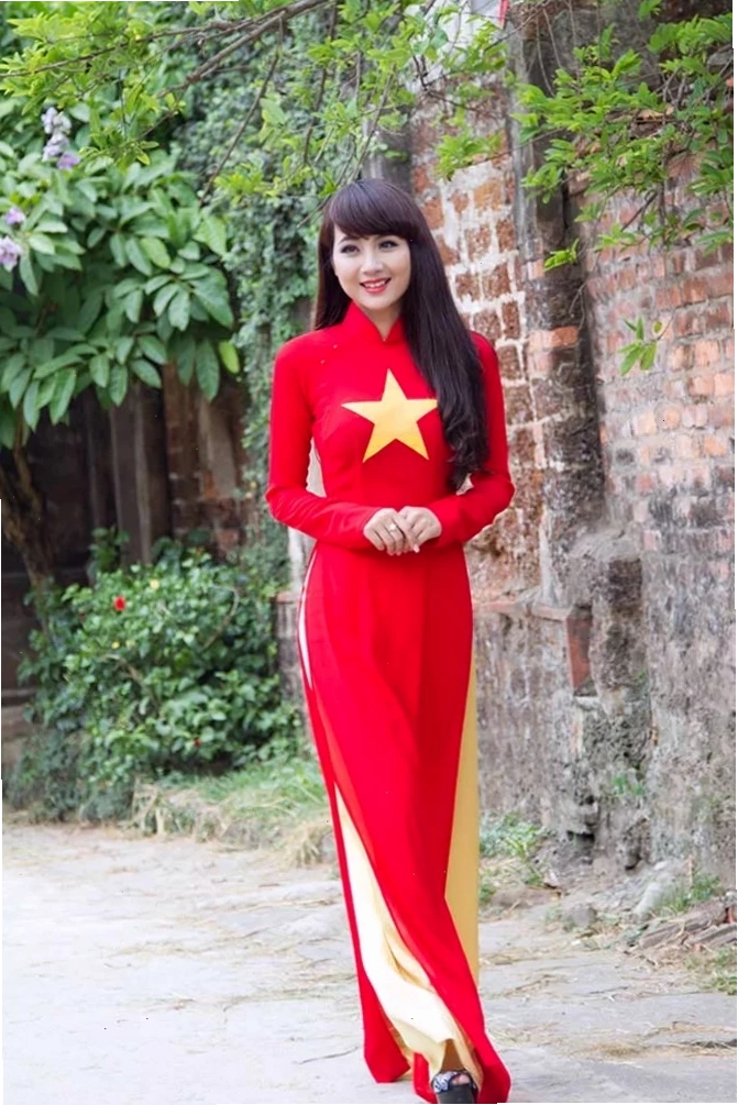 cô gái mặc áo dài đỏ tự tin