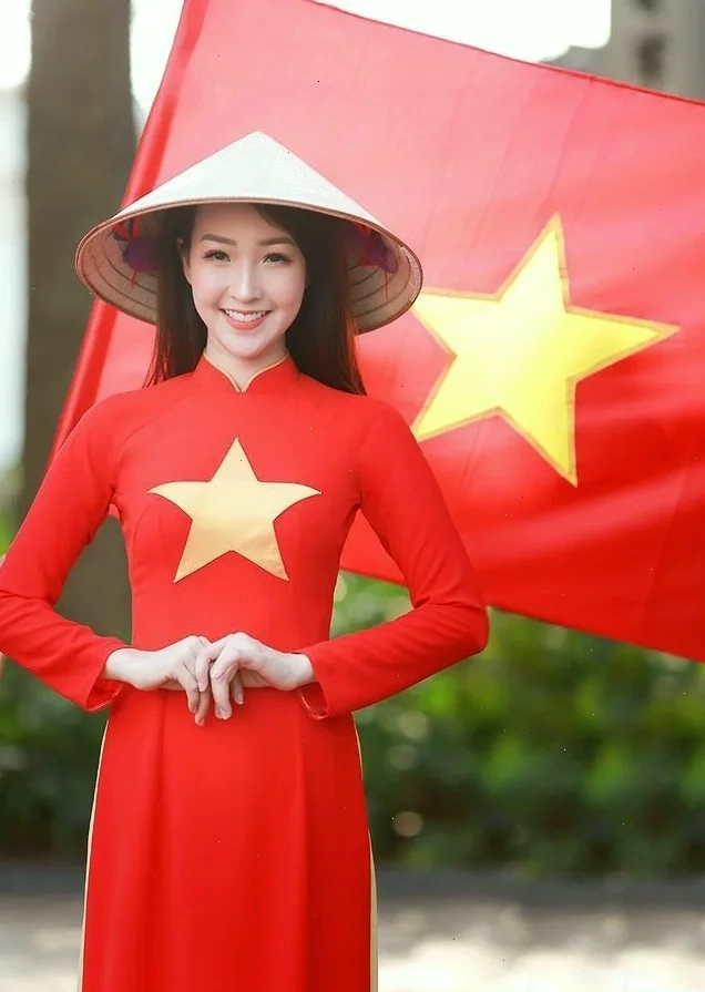 cô gái mặc áo dài đỏ tươi tắn