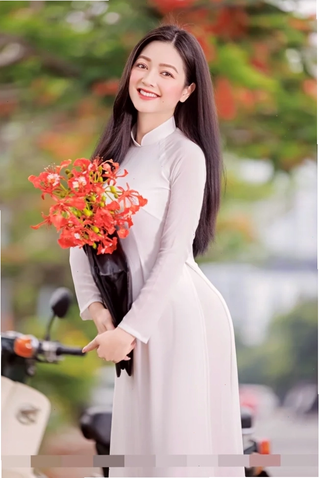 cô gái mặc áo dài đỏ tươi trẻ