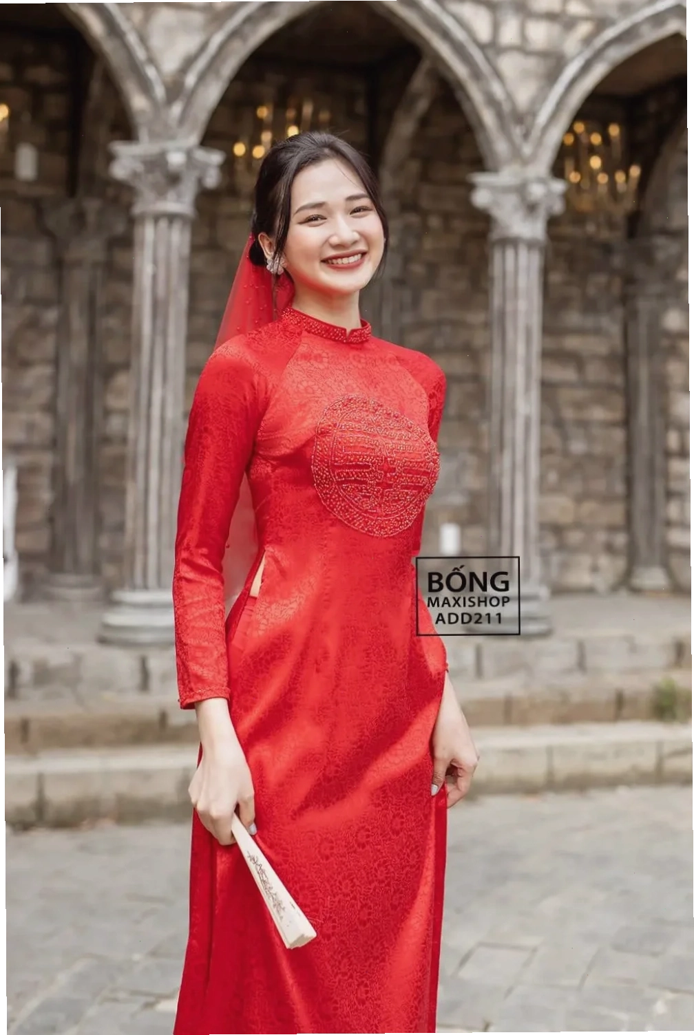 cô gái mặc áo dài đỏ xinh đẹp