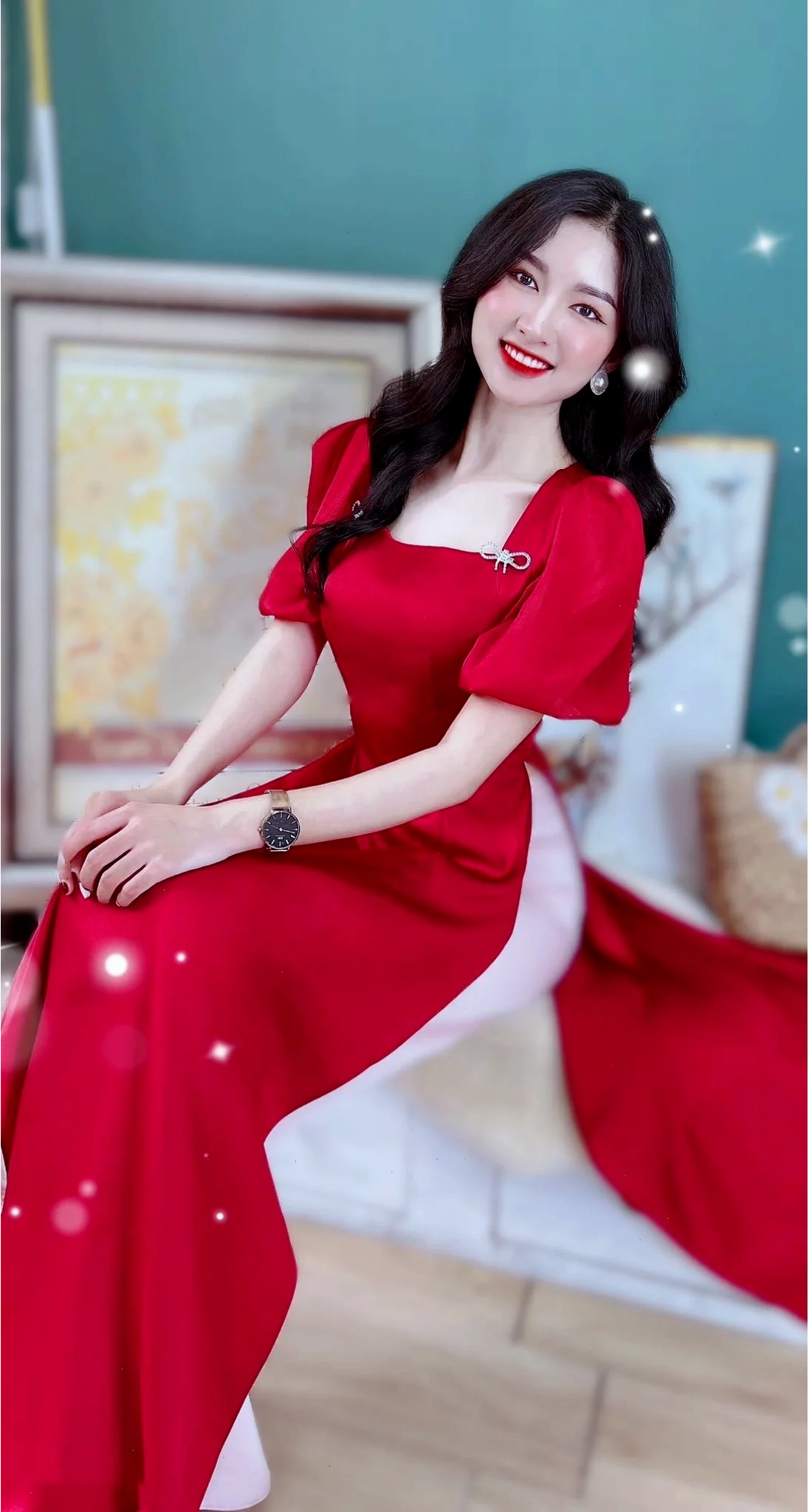 cô gái mặc áo dài đỏ xinh xắn
